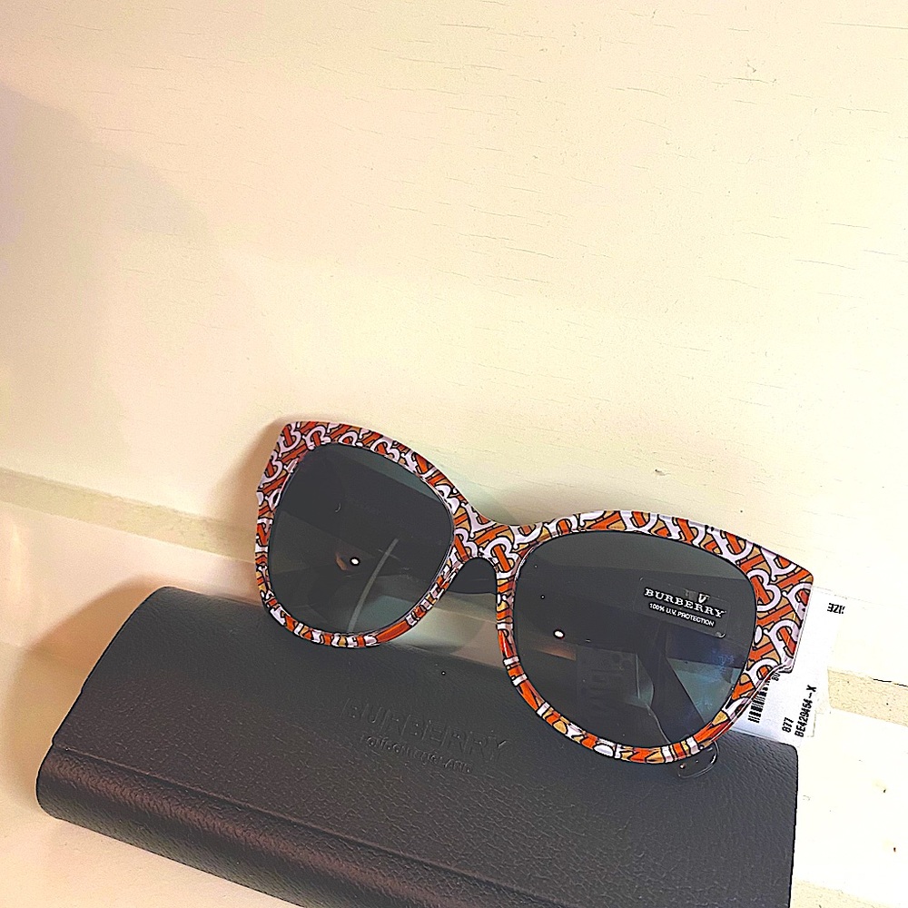 Sold❌Burberry 54mm Butterfly sunglasses 🔥 - Picture 8 of 16